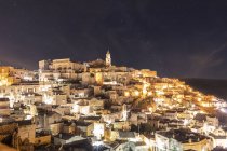 Italien, Basilikata, Matera, Stadtbild und historische Höhlenwohnungen, Sassi di Matera bei Nacht — Stockfoto