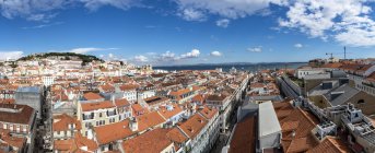 Portugal, Lisboa, Baixa, vue panoramique sur la ville avec Castelo Sao Jorge — Photo de stock