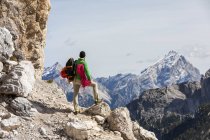 Italien, cortina d 'ampezzo, mann mit seil und kletterausrüstung auf blick — Stockfoto