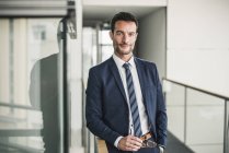 Porträt eines erfolgreichen Geschäftsmannes, der in einem Bürogebäude steht — Stockfoto