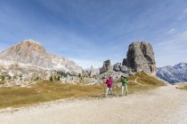 Italie, Cortina d'Ampezzo, randonnée de deux personnes dans la région des Dolomites — Photo de stock