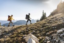Couple randonnée dans les montagnes autrichiennes — Photo de stock