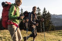 Escursioni in coppia nelle montagne austriache — Foto stock