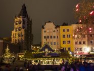 Allemagne, Cologne, vue sur la mairie historique et rangée de maisons avec marché de Noël au premier plan — Photo de stock
