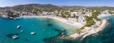 Espanha, Ilhas Baleares, Maiorca, Região Calvia, Costa de la Calma, Peguera, Vista aérea da praia com hotéis, panorama — Fotografia de Stock