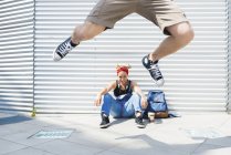Giovane donna guardando il suo fidanzato saltare in aria — Foto stock