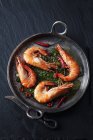 Crevettes aux herbes, chili et ail dans une poêle en fer — Photo de stock