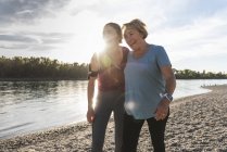 Adatta nonna e nipote che camminano al fiume, divertendosi — Foto stock