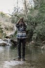 Молодой человек брызгает водой возле Cova Simanya, Барселона, Испания . — стоковое фото