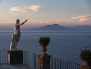 Italia, Campania, Capri, Golfo di Napoli, Statua e Vesuv sullo sfondo — Foto stock