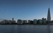 Великобританія, Англія, Лондон, річка Темзи з ратушею і Шард в блакитний годину — стокове фото