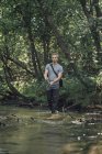 Junger Mann angelt im Wald — Stockfoto