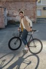 Молода людина з приміського велосипеда fixie на задньому дворі в місті — стокове фото