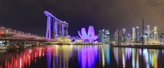 Сингапур, вид на залив Марина с отелем Marina Bay Sands и горизонт города Сингапур ночью — стоковое фото