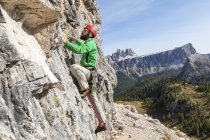 Italy, Cortina d'Ampezzo, man climbing in the Dolomites mountains — Stock Photo