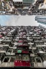 Hong Kong, Quarry Bay, bloques de apartamentos en contraste con el rascacielos moderno - foto de stock