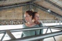 Рудий близнюк, що стоїть під дахом — стокове фото
