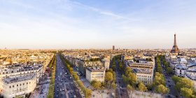França, Paris, paisagem urbana com Place Charles-de-Gaulle, Torre Eiffel e Avenue des Champs-Elysees — Fotografia de Stock