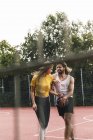 Молодая пара развлекается на баскетбольной площадке — стоковое фото