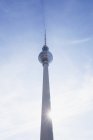 Alemania, Berlín, torre de televisión a contraluz - foto de stock