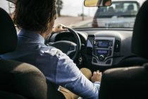 Вид ззаду бізнесмена водіння автомобіля — стокове фото