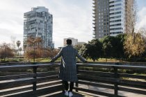Espagne, Barcelone, vue de dos du jeune homme vêtu d'un manteau gris — Photo de stock
