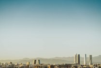 España, Madrid, paisaje urbano con rascacielos modernos - foto de stock