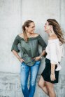 Due migliori amici si divertono insieme — Foto stock