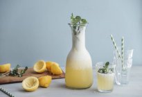 Limonada caseira adoçada com mel em garrafa e vidro — Fotografia de Stock