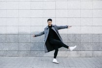 Jeune homme élégant dansant dans la rue — Photo de stock
