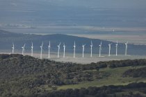 Испания, Андалусия, Фауфа, ряд ветровых колес на ландшафте — стоковое фото
