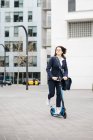 Scooter da equitazione attivo per donne d'affari in città — Foto stock