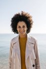 Retrato de mulher sorridente com o mar no fundo — Fotografia de Stock