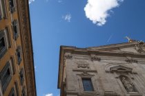 Италия, Рим, iazza San Bernardo Santa Maria della Vittoria, фасад, вид под низким углом — стоковое фото