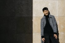 Портрет модного молодого человека в черной водолазке и сером пальто — стоковое фото