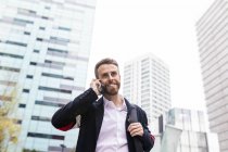 Стильний бізнесмен розмовляє по мобільному в місті. — стокове фото