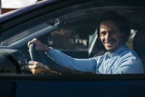 Ritratto di uomo d'affari sorridente alla guida di auto — Foto stock