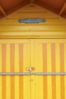 Porte jaune colorée d'une maison de plage — Photo de stock