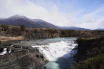 Chile, Patagonia, Paisaje de río y montañas del Parque Nacional Torres del Paine - foto de stock