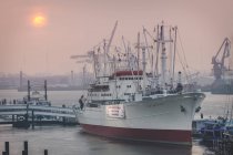 Germania, Amburgo, alba sopra il museo nave merci Cap San Diego — Foto stock