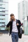 Стильний бізнесмен розмовляє по мобільному телефону в місті — стокове фото