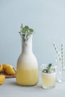 Limonada caseira adoçada com mel em garrafa e vidro — Fotografia de Stock