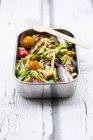 Lunch box of zoodles with fried tofu, red quinoa, red onions and tomatoes — Stock Photo