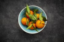 Clementinas en tazón, desde arriba - foto de stock