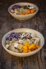 Sopa Miso Ramen com macarrão, brotos de rabanete vermelho, abóbora, tofu frito, shimeji e cogumelo trompete rei — Fotografia de Stock