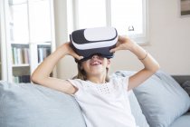 Ragazza utilizzando occhiali di realtà virtuale — Foto stock