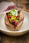 Солодкий картопля Кумпір з Чилі Con Carne, сметани і коріандру — стокове фото