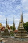 Tailandia, Bangkok, Wat Pho, Wat Phra Chetuphon, Phra Chedi Rai , - foto de stock