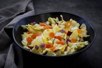 Insalata invernale con cavolo cinese, mela e carota — Foto stock