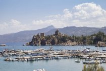 Sicília, Cefalu, Porto e castelo ruína — Fotografia de Stock